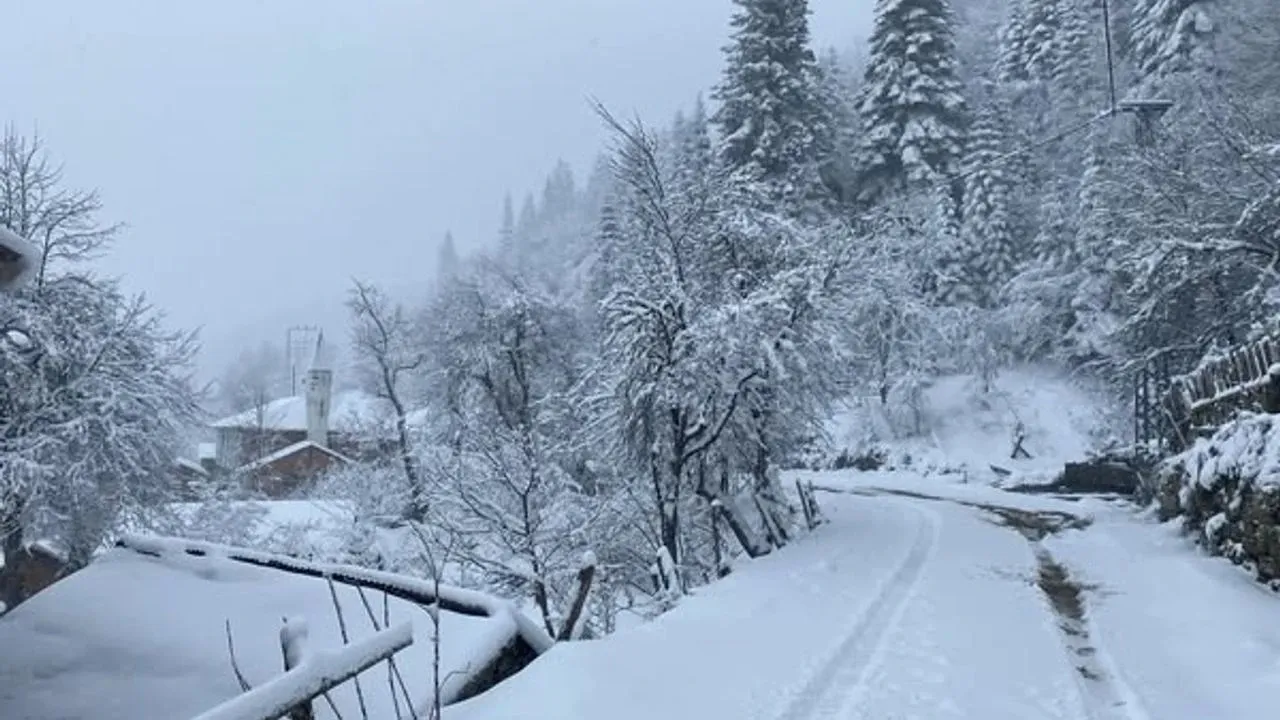 Kastamonu Ve Çevresindeki Yüksek Bölgelerde Kar Etkili Oldu