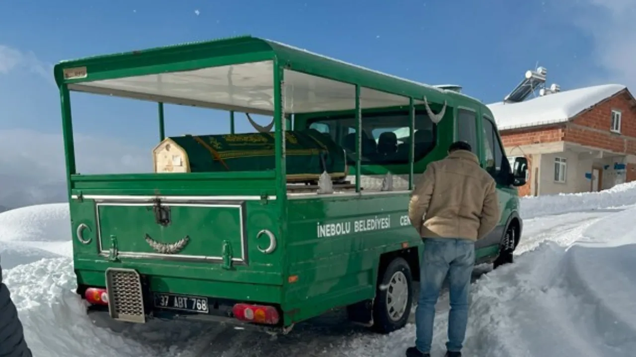 Kastamonu'da 1 Metreyi Aşan Karda Zorlu Defin Işlemi Cenaze Aracı Yolda Kaldı! 3