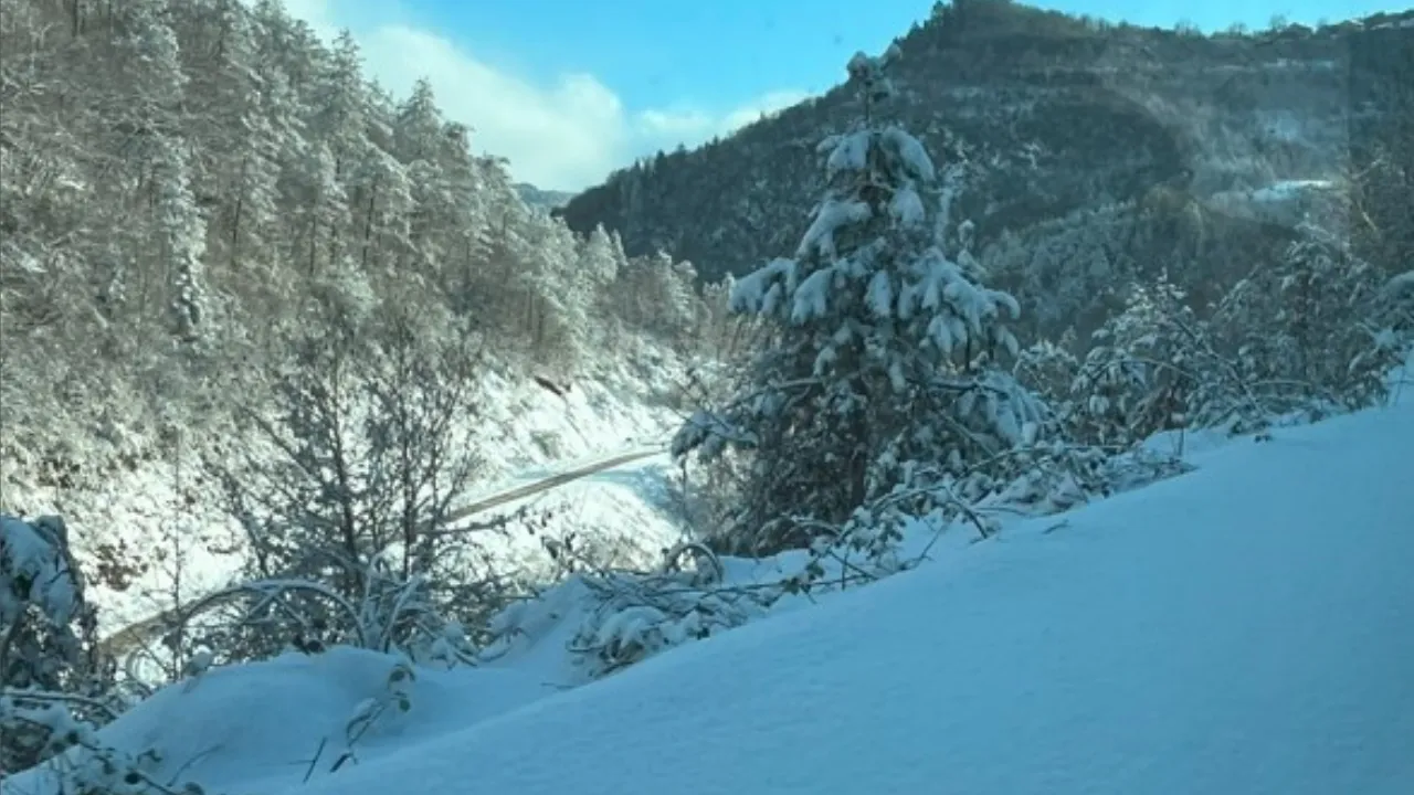 Kastamonu'da 1 Metreyi Aşan Karda Zorlu Defin Işlemi Cenaze Aracı Yolda Kaldı! 6