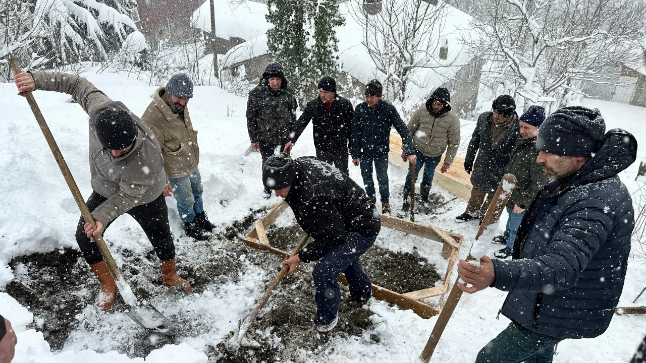 Kastamonu'da 1 Metreyi Aşan Karda Zorlu Defin Işlemi Cenaze Aracı Yolda Kaldı!