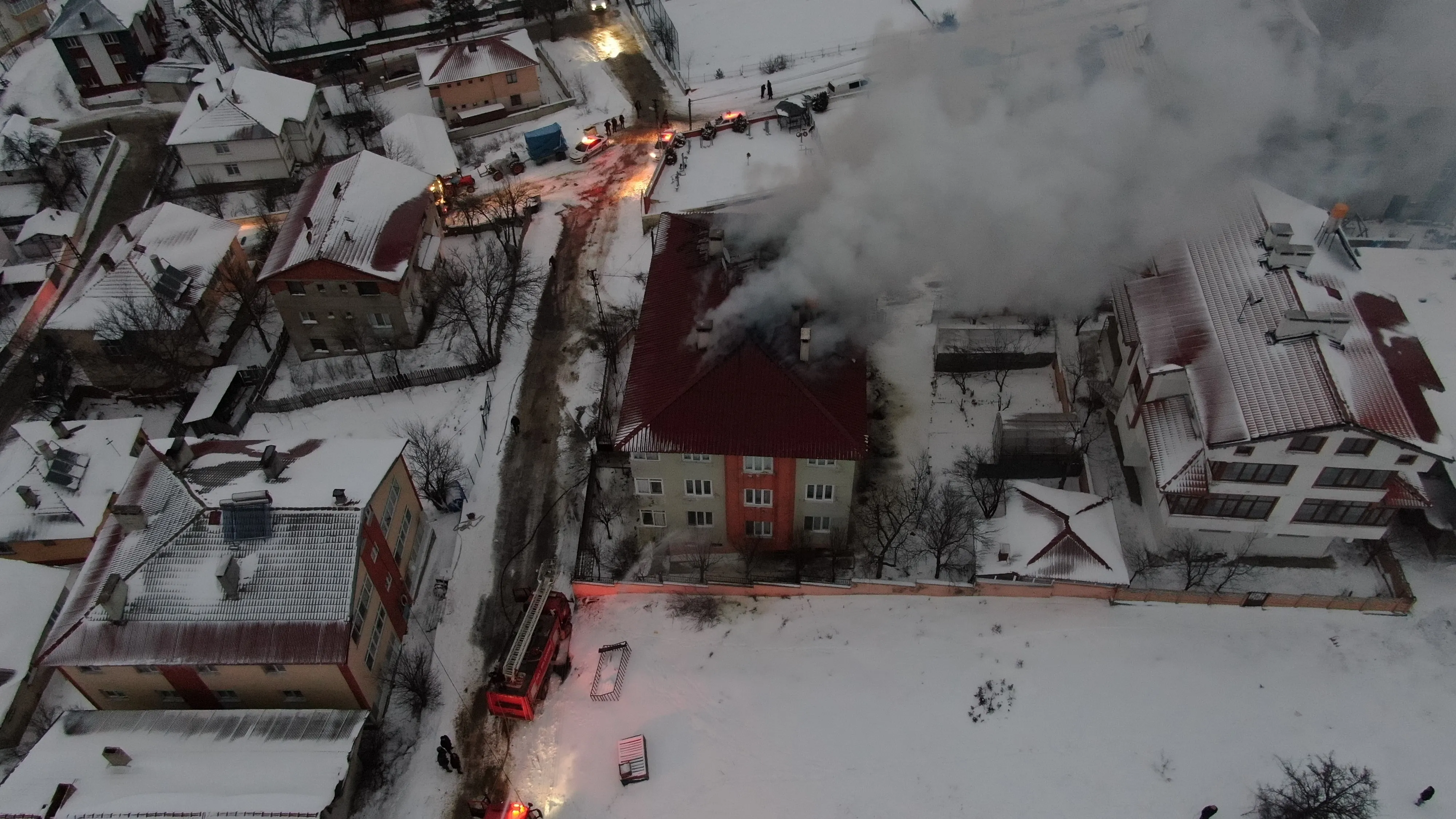 Kastamonu'da 4 Katlı Apartmanın Çatısında Yangın! (Detaylar) 2