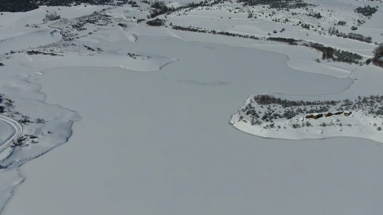 Kastamonu'da Balıkların Olduğu Baraj Buz Tuttu 1