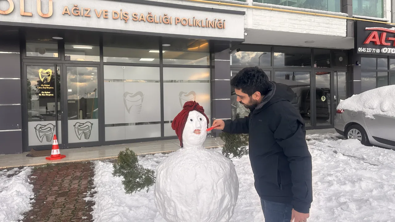 Kastamonu'da Diş Kliniği Çalışanları Kardan Adama Protez Diş Taktı 1