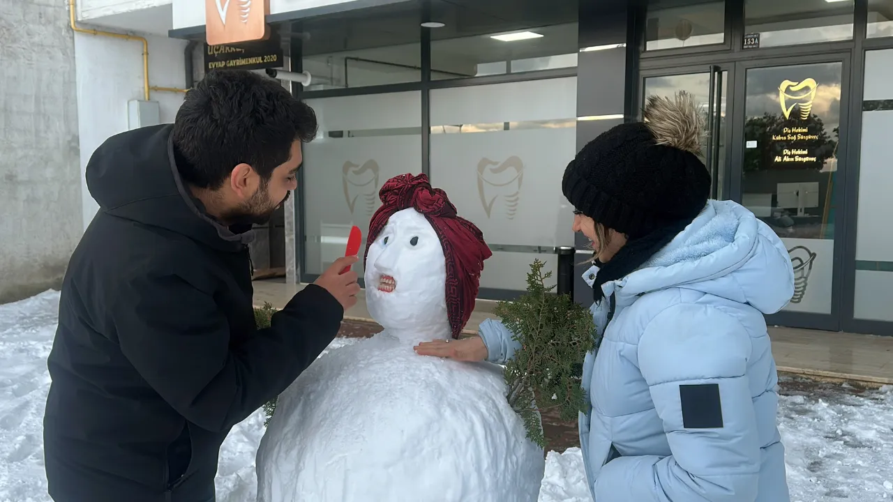 Kastamonu'da Diş Kliniği Çalışanları Kardan Adama Protez Diş Taktı 2