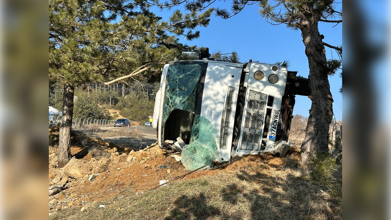 Kastamonu'da Hafriyat Kamyonu Devrildi Sürücü Yaralandı 1