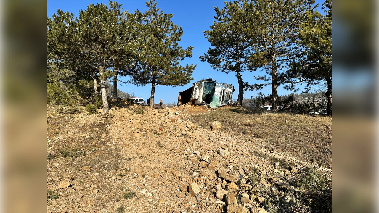 Kastamonu'da Hafriyat Kamyonu Devrildi Sürücü Yaralandı 2