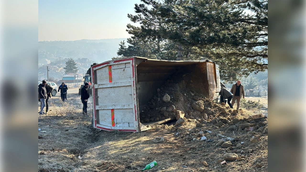 Kastamonu'da Hafriyat Kamyonu Devrildi Sürücü Yaralandı 4