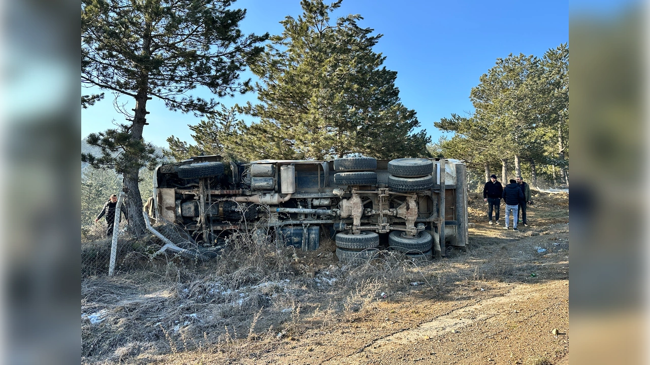 Kastamonu'da Hafriyat Kamyonu Devrildi Sürücü Yaralandı 6