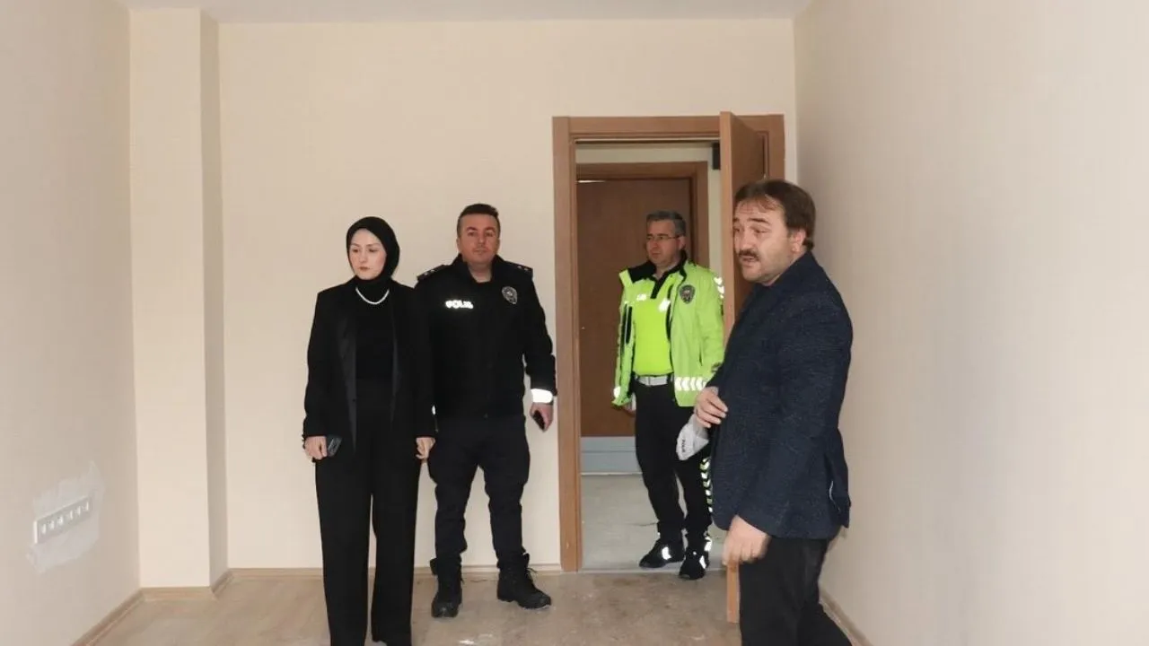 Kastamonu’da Kadın Kaymakam Saha Indi, Inşaatı Yerinde Inceledi (2)