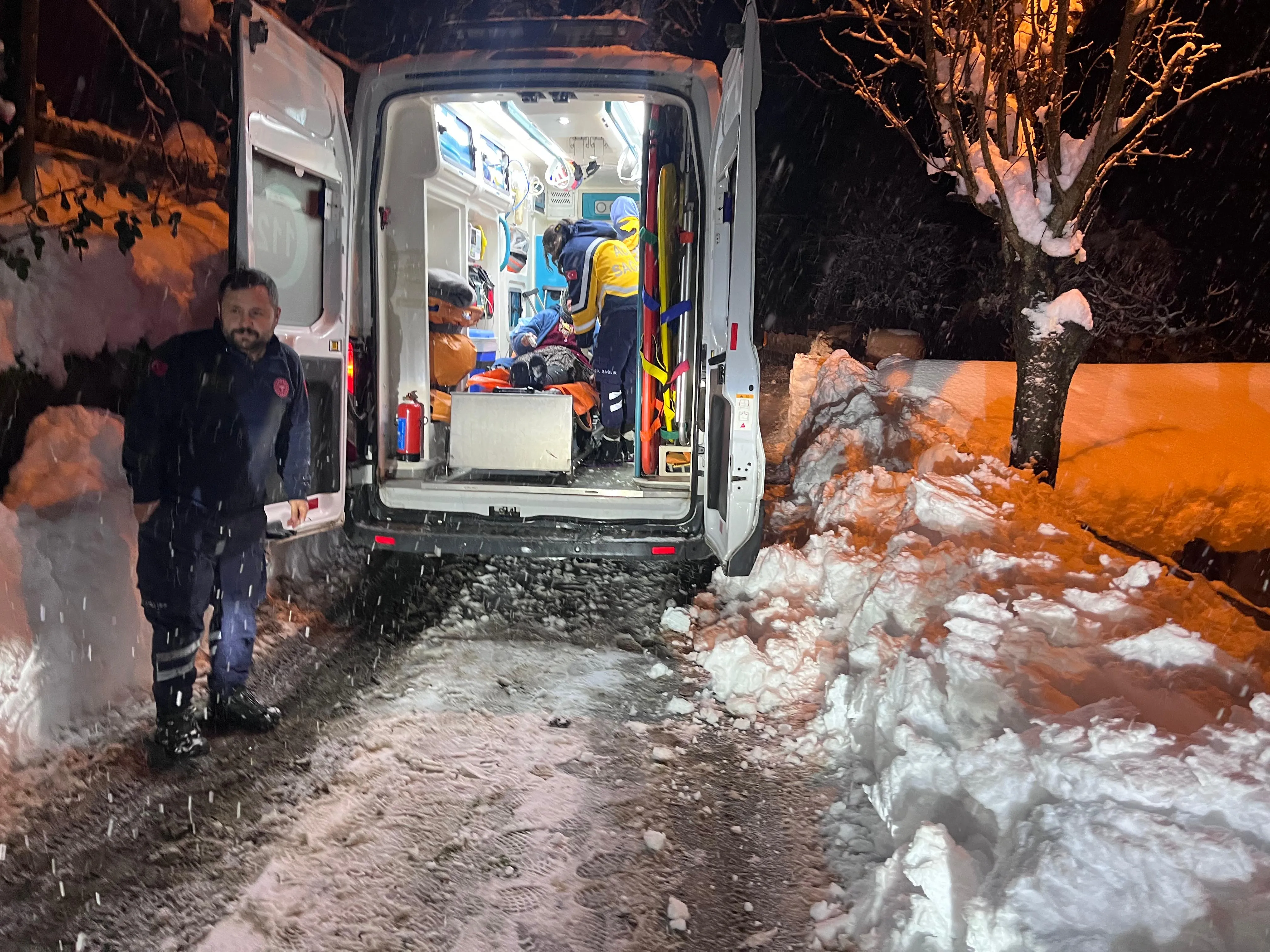 Kastamonu'da Kar Engeli Yolu Kapanan Köyde 3 Hastaya Ekipler Seferber Oldu! 1