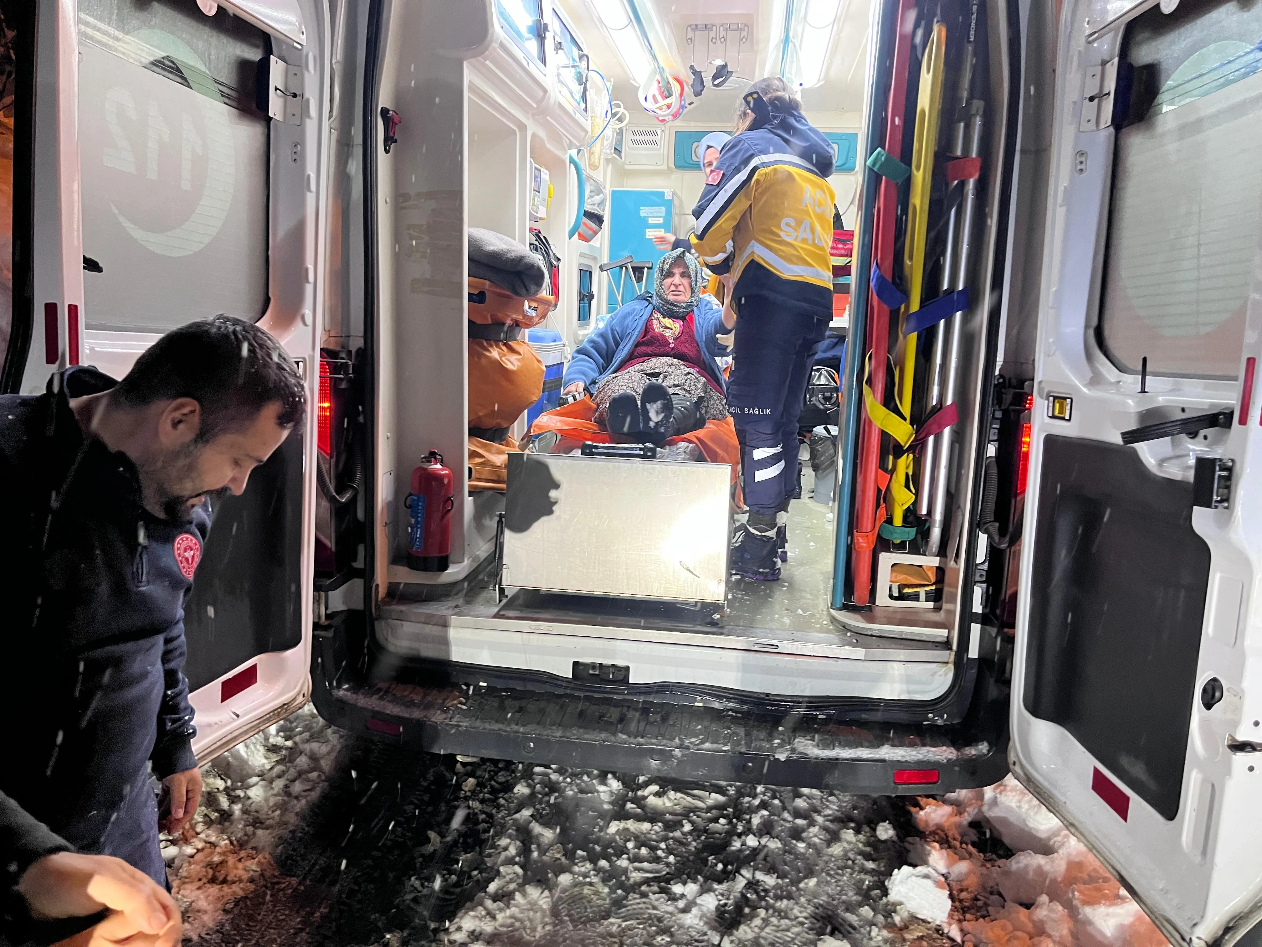 Kastamonu'da Kar Engeli Yolu Kapanan Köyde 3 Hastaya Ekipler Seferber Oldu! 2