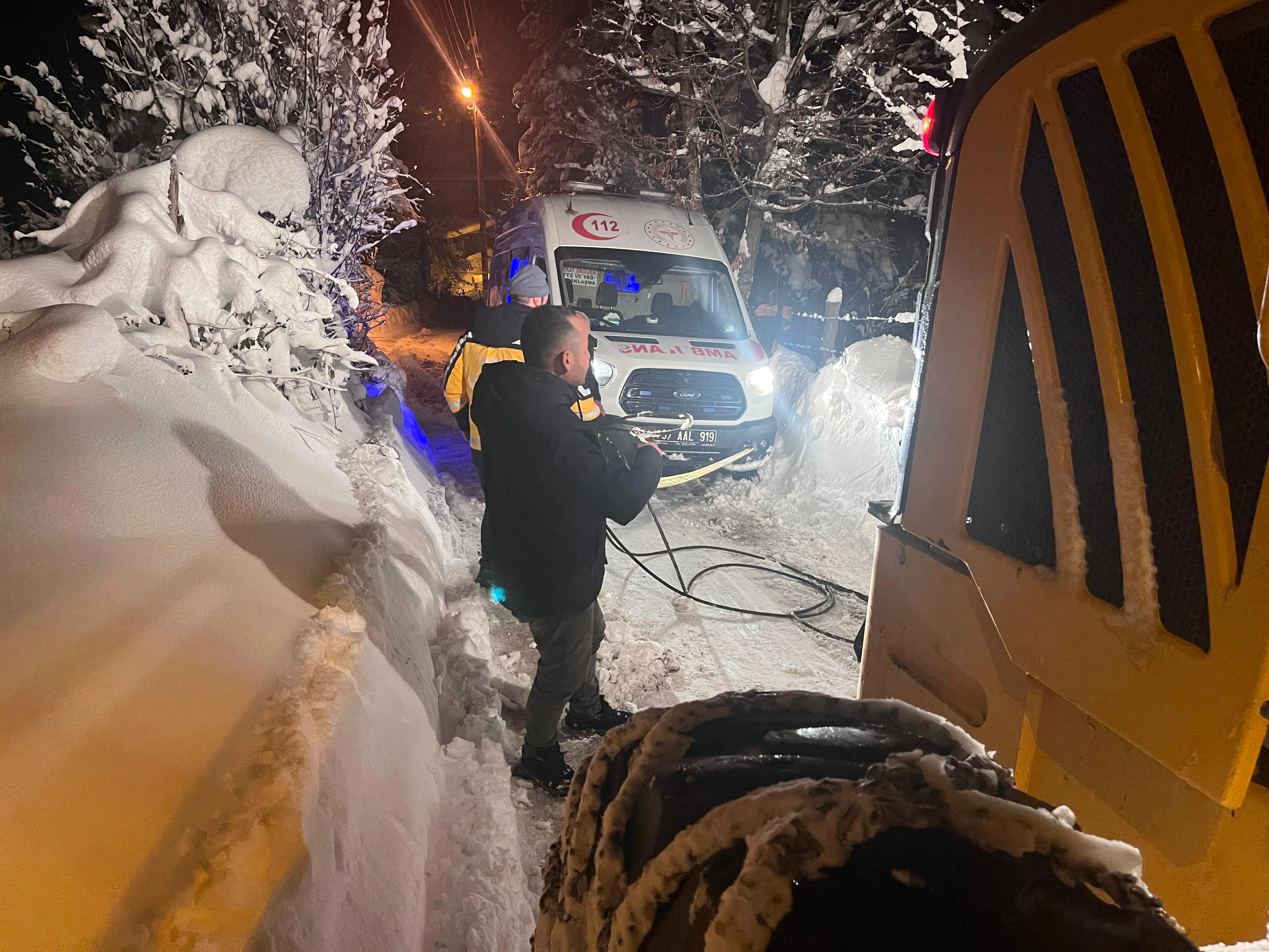 Kastamonu'da Kar Engeli Yolu Kapanan Köyde 3 Hastaya Ekipler Seferber Oldu! 4