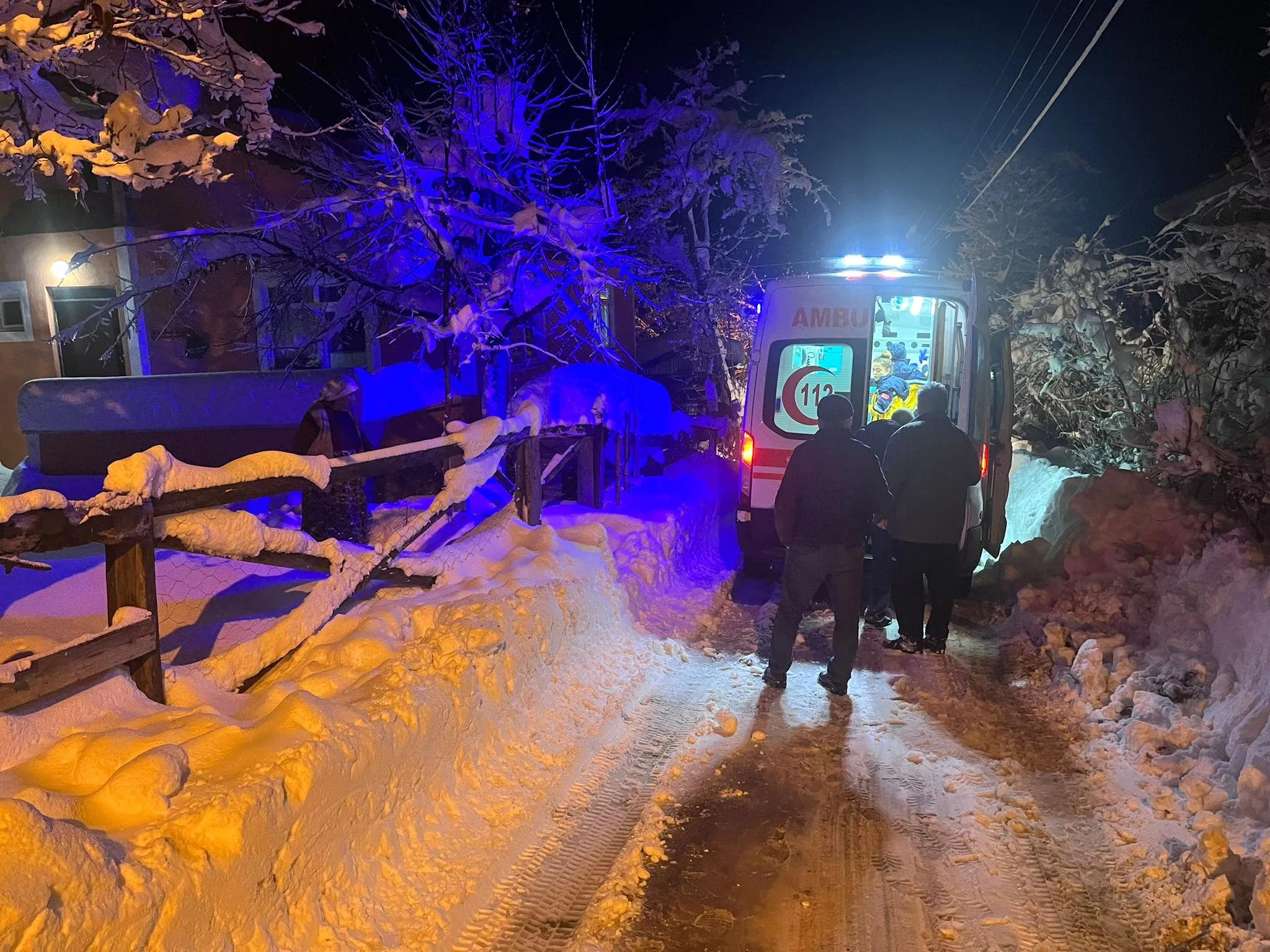 Kastamonu'da Kar Engeli Yolu Kapanan Köyde 3 Hastaya Ekipler Seferber Oldu!