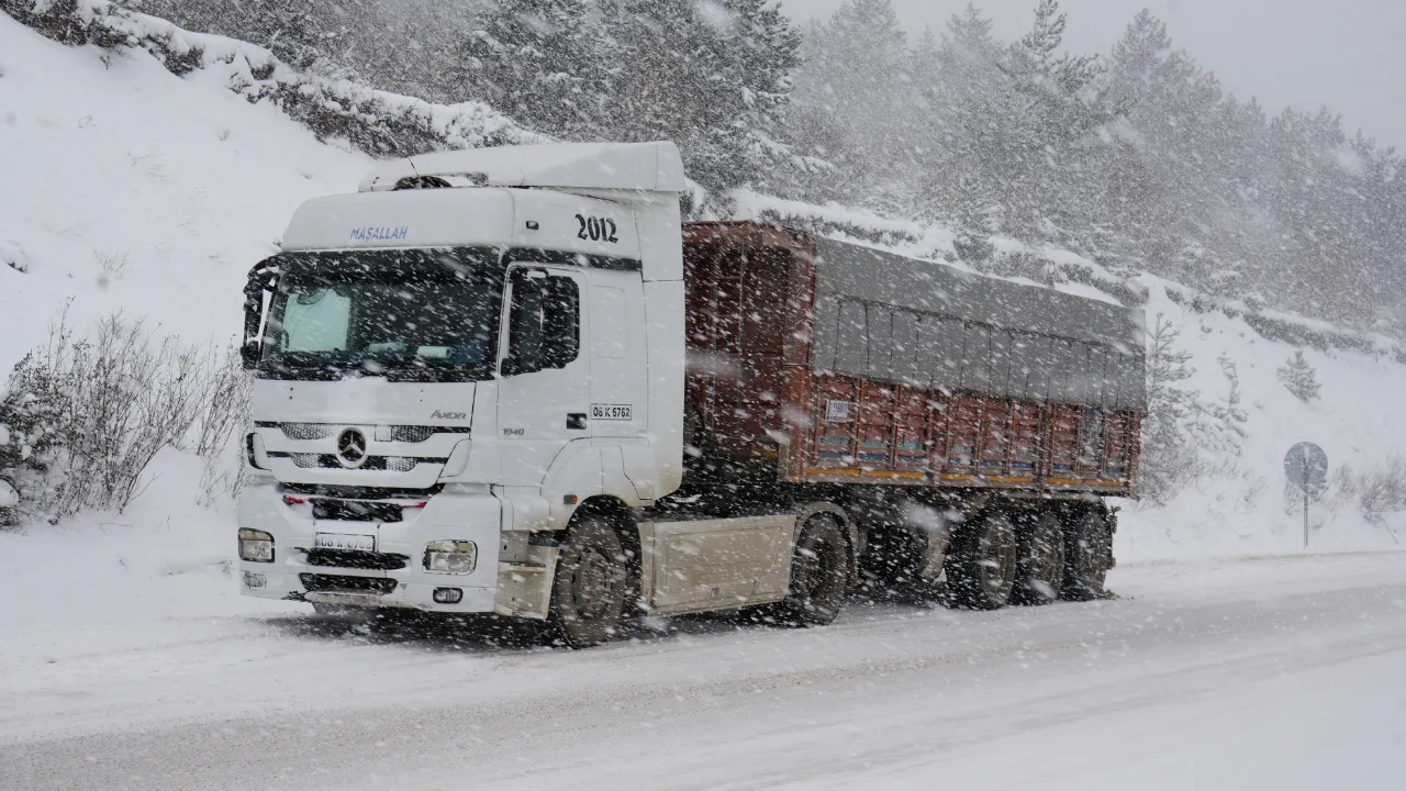 Kastamonu’da Kar Esareti! Yollar Kapandı Araçlar Mahsur Kaldı! 1