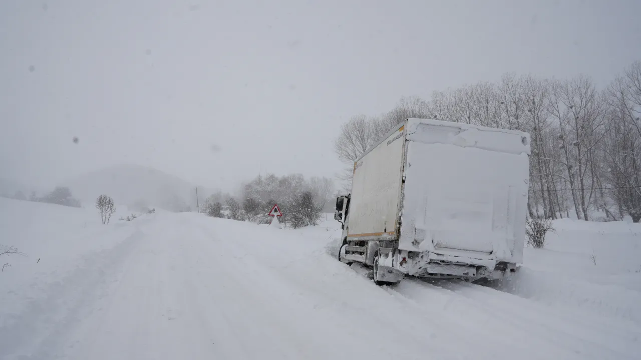 Kastamonu’da Kar Esareti! Yollar Kapandı Araçlar Mahsur Kaldı! 2