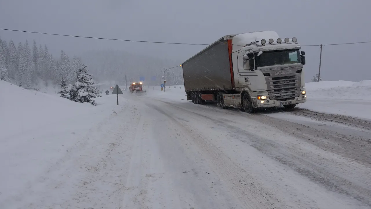 Kastamonu’da Kar Esareti! Yollar Kapandı Araçlar Mahsur Kaldı! 4