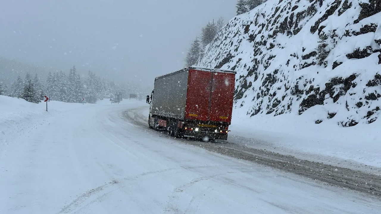 Kastamonu’da Kar Esareti! Yollar Kapandı Araçlar Mahsur Kaldı! 8