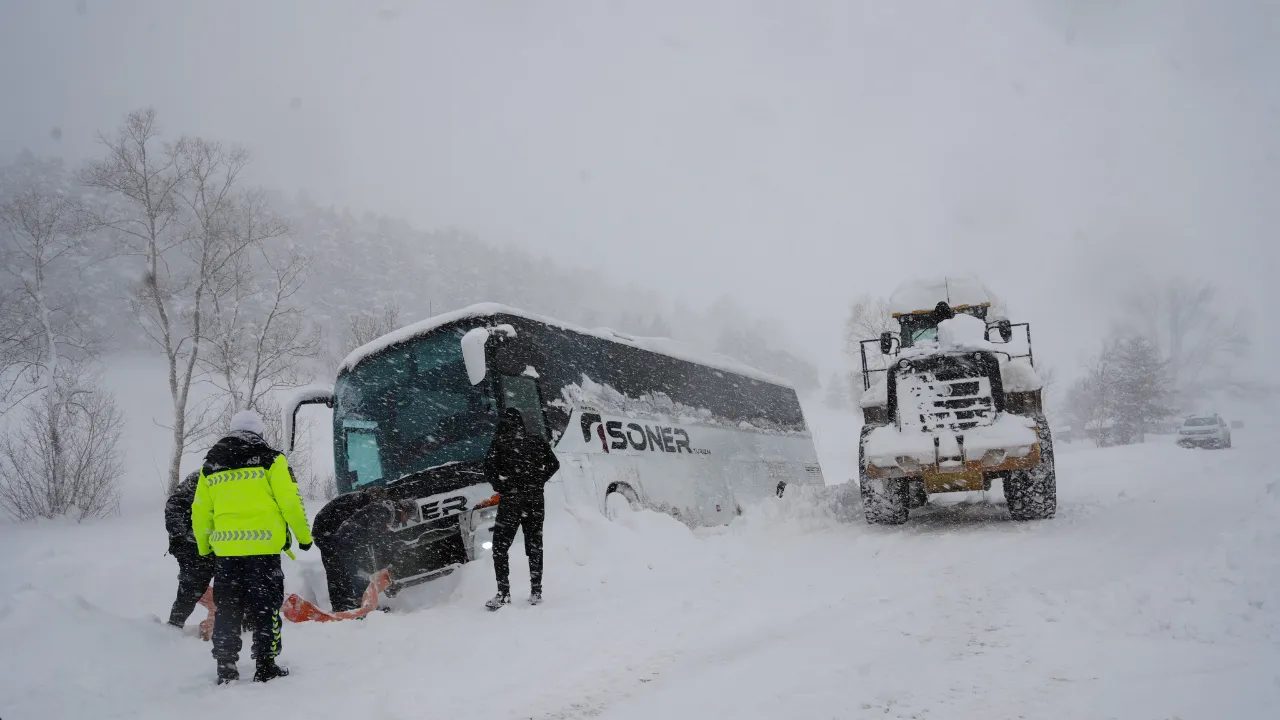 Kastamonu'da Kara Saplanan Yolcu Otobüsü 5 Saat Mahsur Kaldı! 1