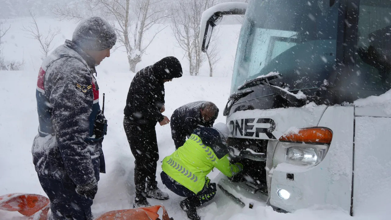 Kastamonu'da Kara Saplanan Yolcu Otobüsü 5 Saat Mahsur Kaldı! 2