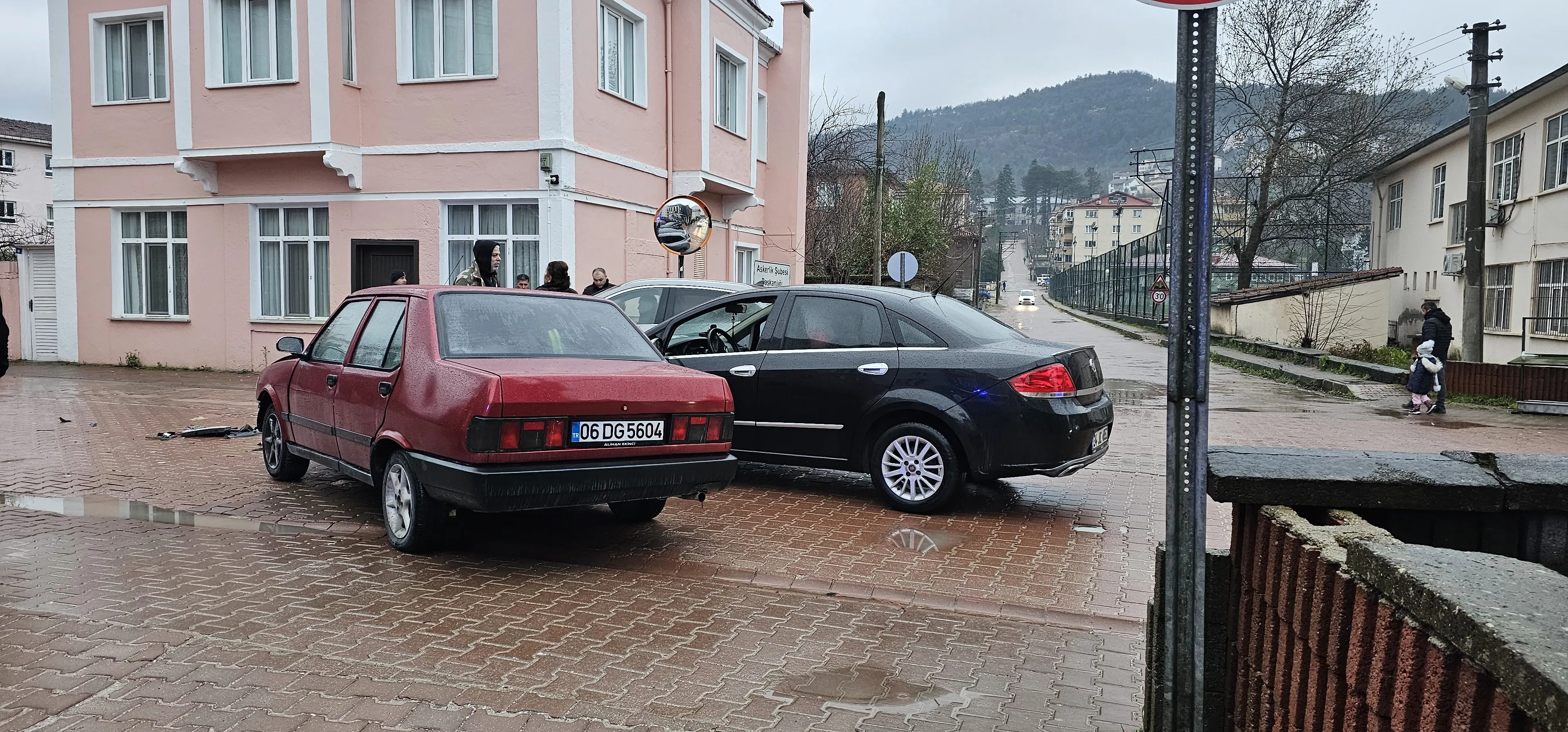 Kastamonu'da Kaza İki Otomobil Çarpıştı! 3