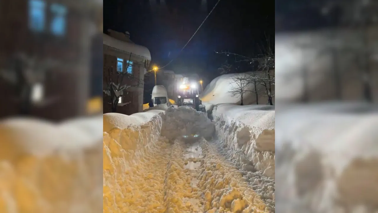 Kastamonu'daki Karla Yolu Kapanan Köyde Hastalanan Çocuk Için Seferber Oldular! 1