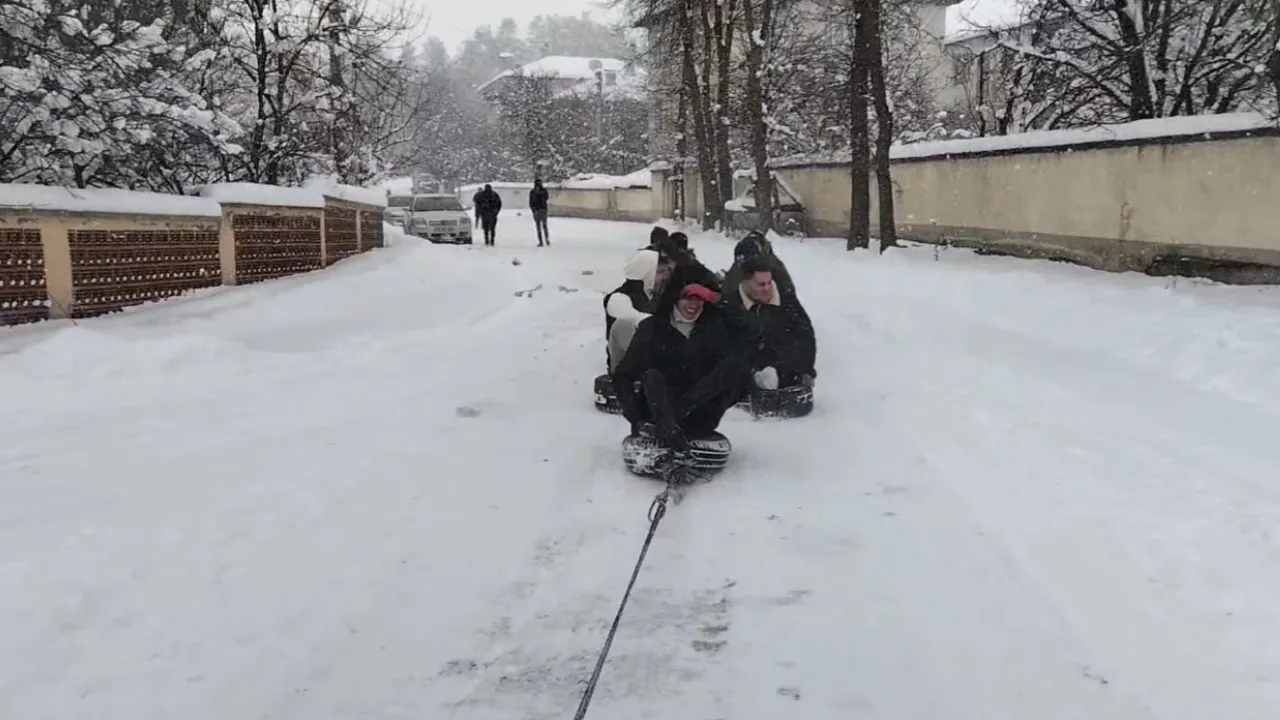 Kastamonu'nun Ilçesinde Gençler Lastiklerle Kızak Yaparak Kaydı 1