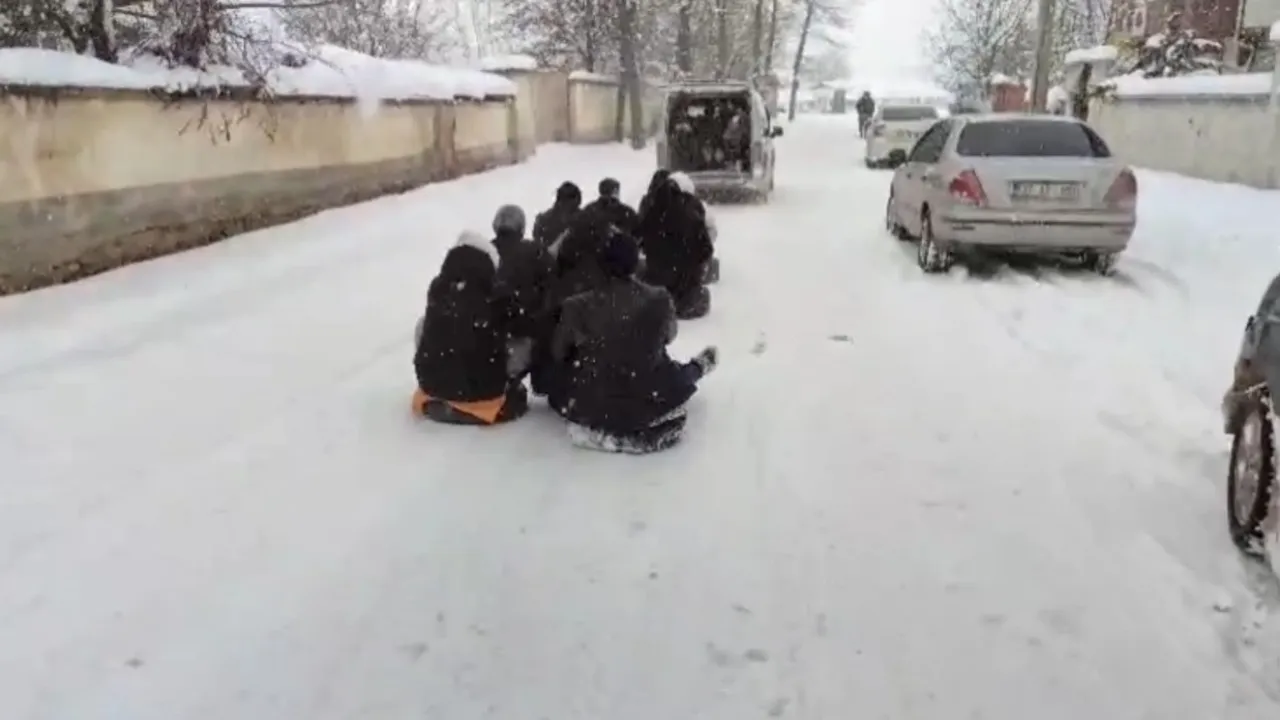 Kastamonu'nun Ilçesinde Gençler Lastiklerle Kızak Yaparak Kaydı 4