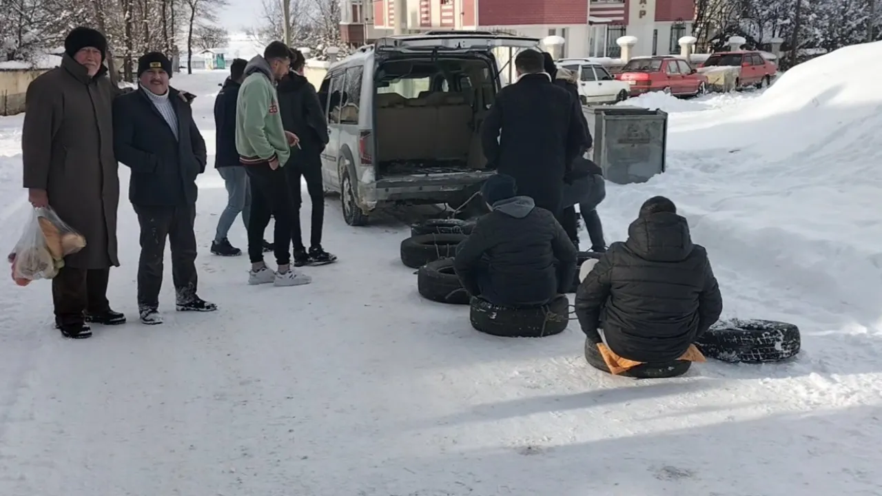 Kastamonu'nun Ilçesinde Gençler Lastiklerle Kızak Yaparak Kaydı 5