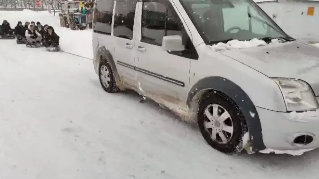 Kastamonu'nun Ilçesinde Gençler Lastiklerle Kızak Yaparak Kaydı 8