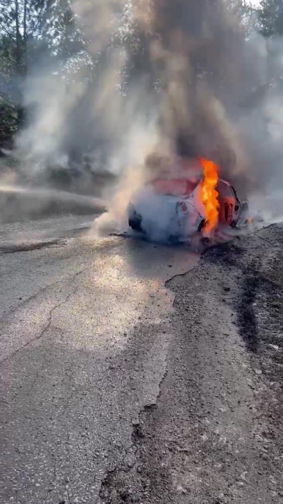 Seyir Halindeki Otomobil Alev Aldı! (1)