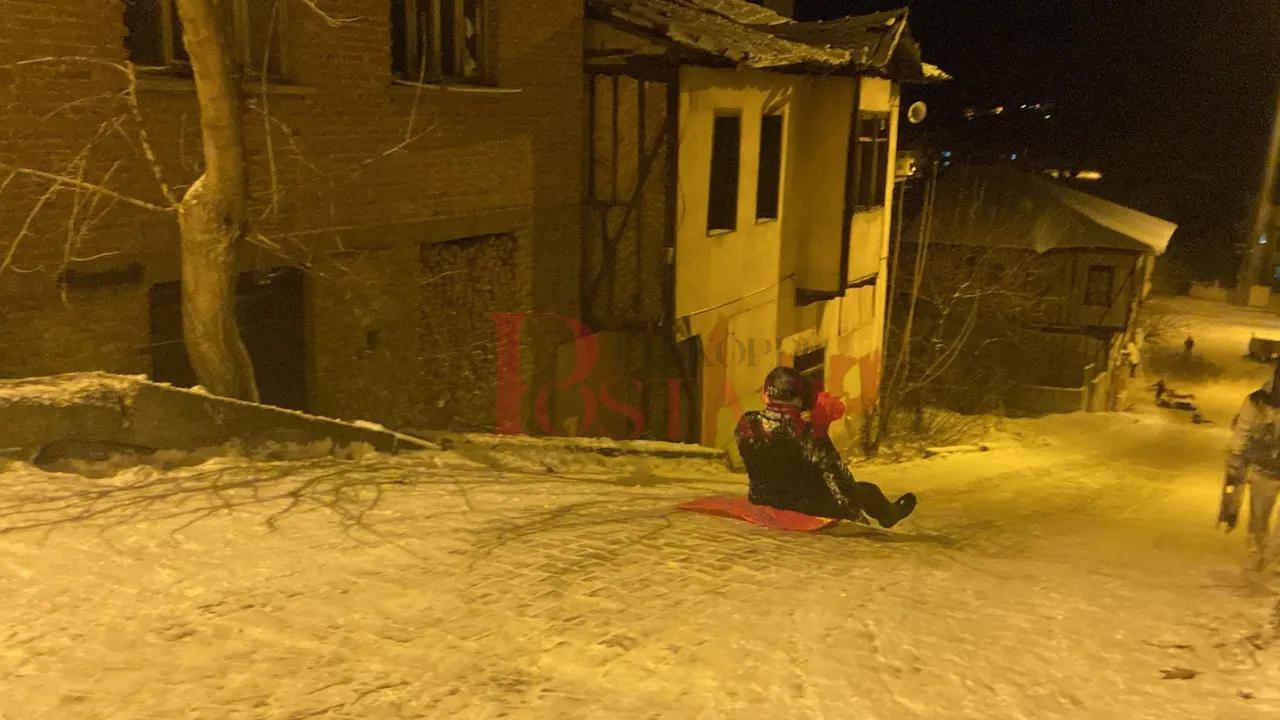 Taşköprü'de Kar Yağışı Çocukları Coşturdu! 3