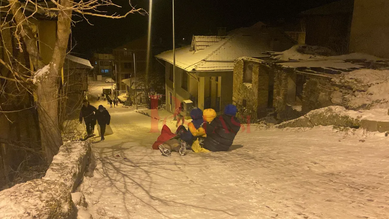 Taşköprü'de Kar Yağışı Çocukları Coşturdu! 8