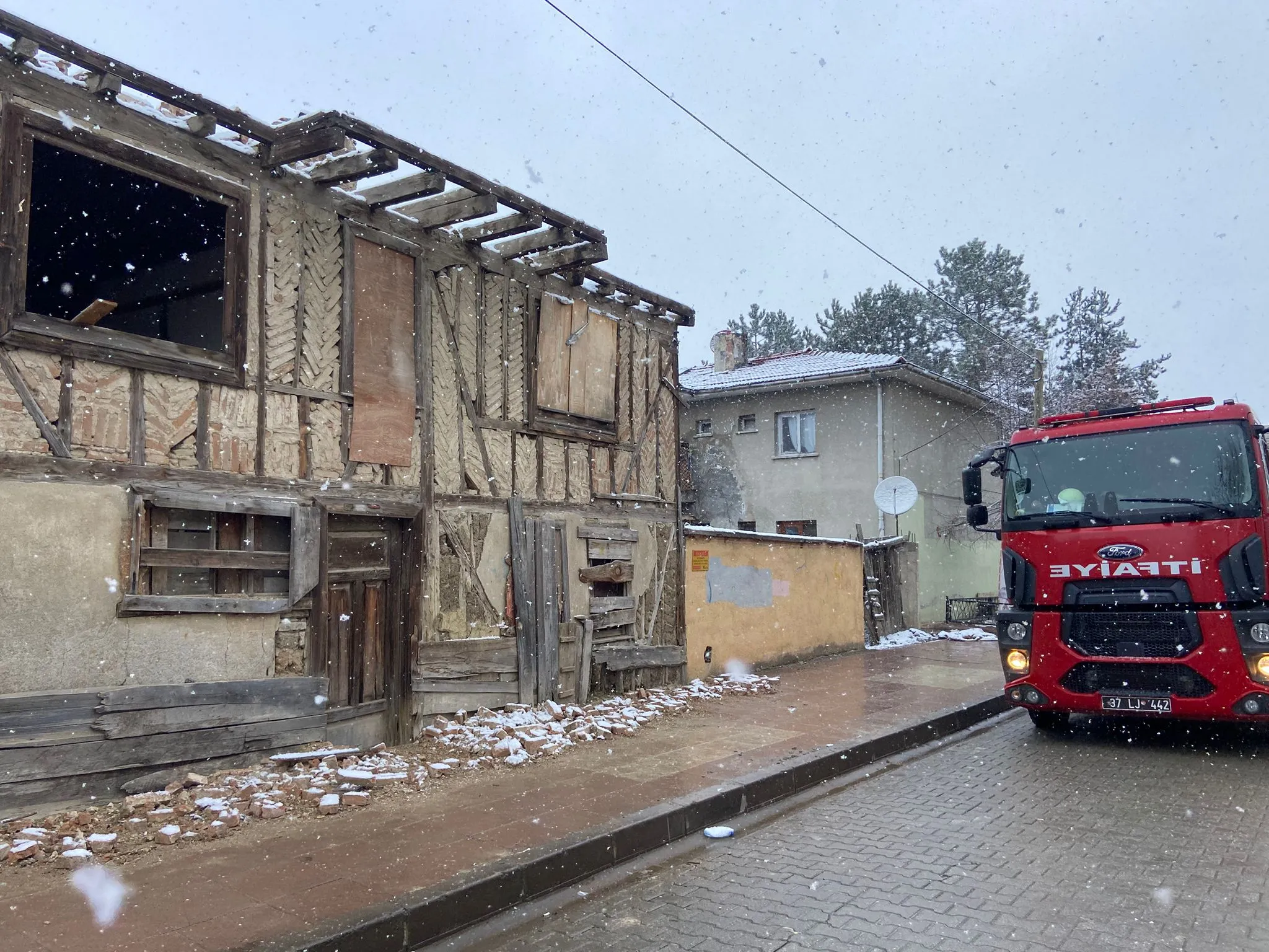 Taşköprü’de Küçük Çaplı Yangın Paniğe Neden Oldu (5)