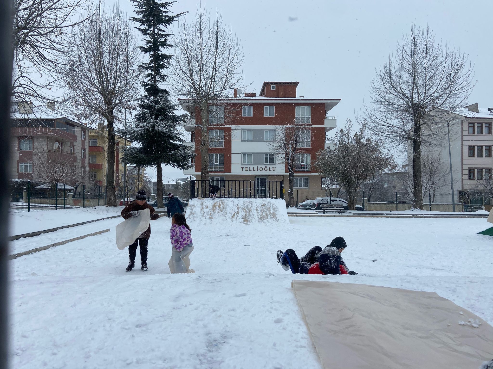 Taşköprü’nün Büyülü Kar Manzarası Çocukları Mest Etti (2)