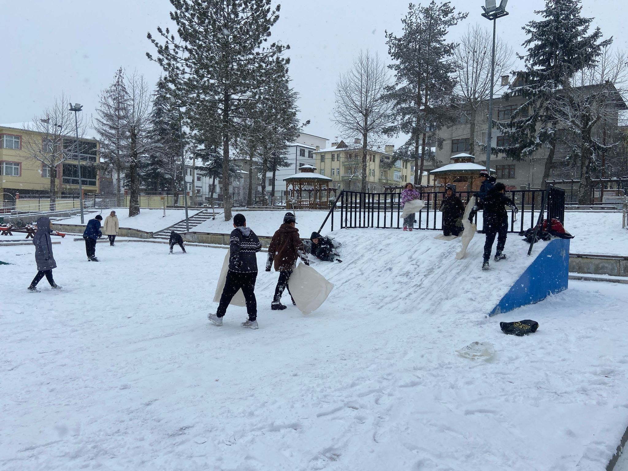 Taşköprü’nün Büyülü Kar Manzarası Çocukları Mest Etti (3)