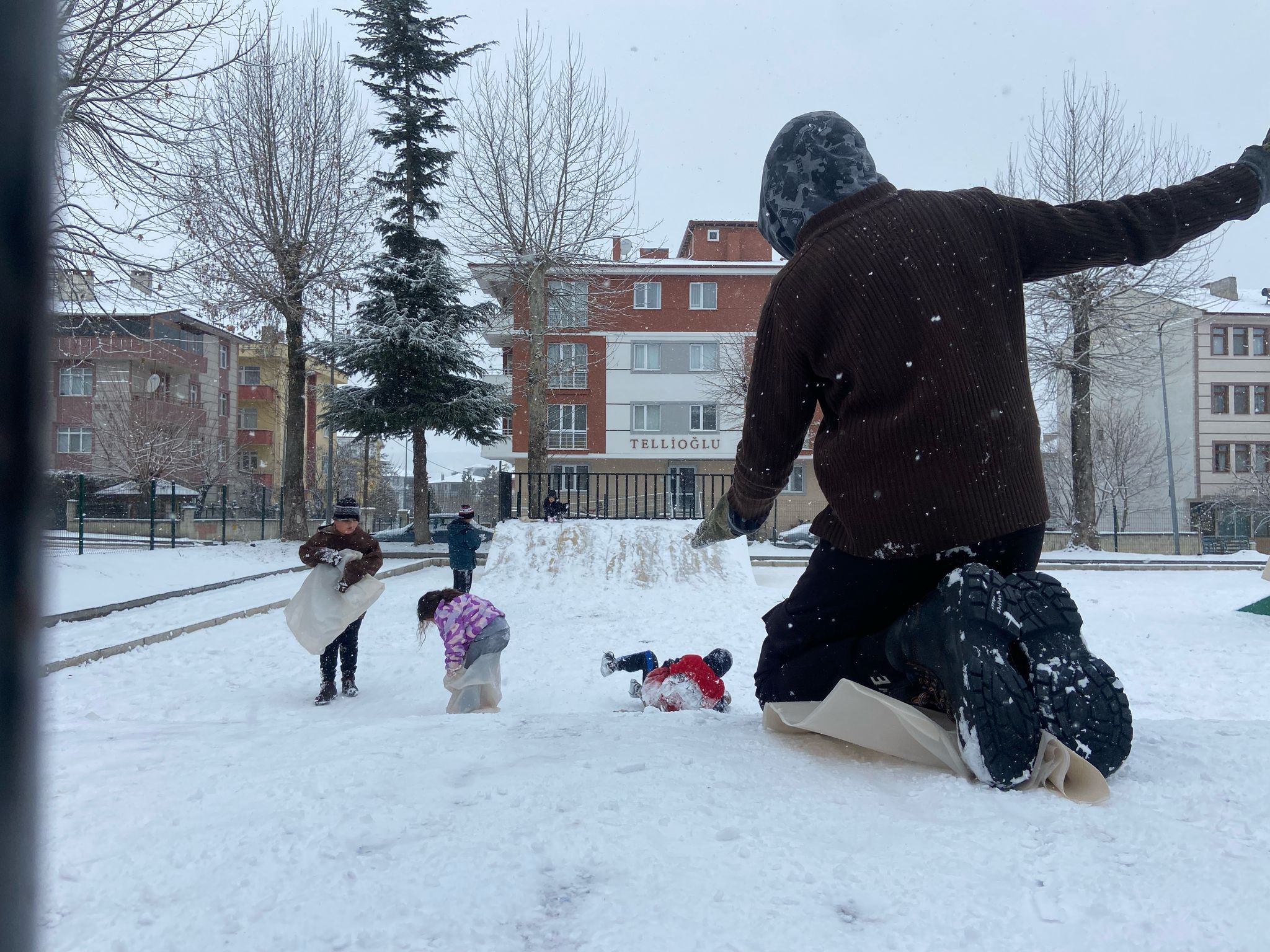 Taşköprü’nün Büyülü Kar Manzarası Çocukları Mest Etti (4)