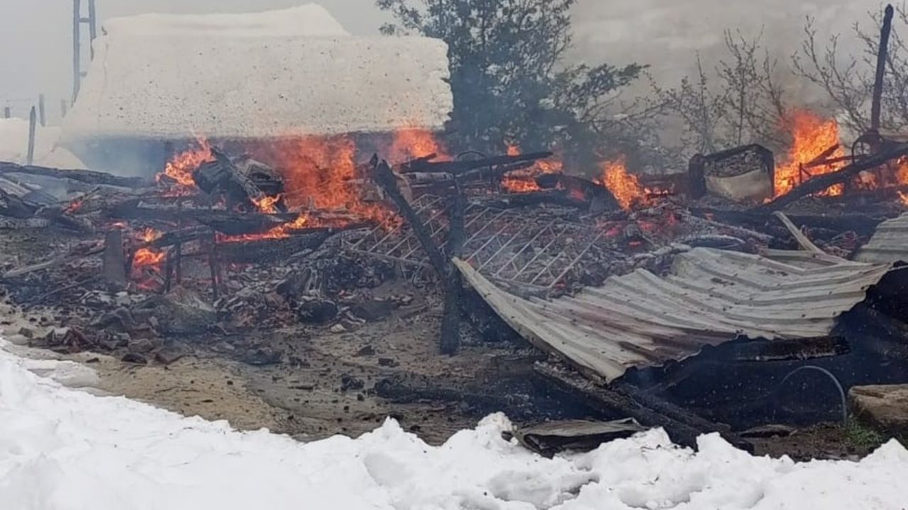 Ahşap Ev Küle Döndü, Ev Sakinleri Canlarını Son Anda Kurtardı (1)