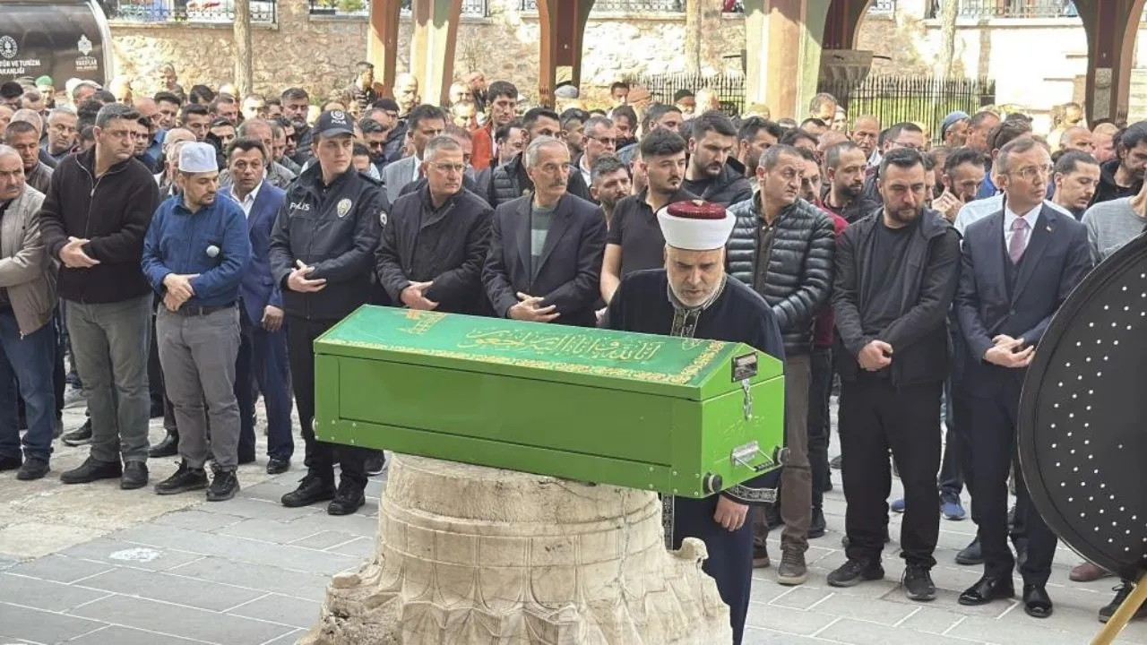 Balkondan Düşerek Yaşamını Yitiren 2 Yaşındaki Bebek Toprağa Verildi (2)