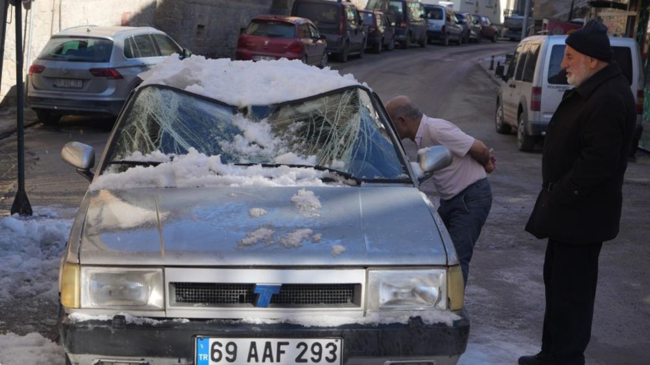 Çatıdan Düşen Kar Kütlesi Aracı Hurdaya Çevirdi (1)