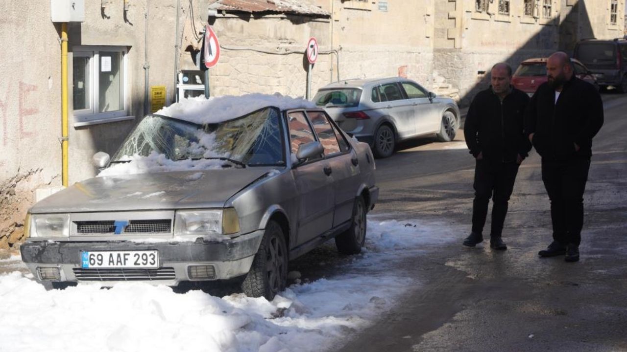 Çatıdan Düşen Kar Kütlesi Aracı Hurdaya Çevirdi (2)