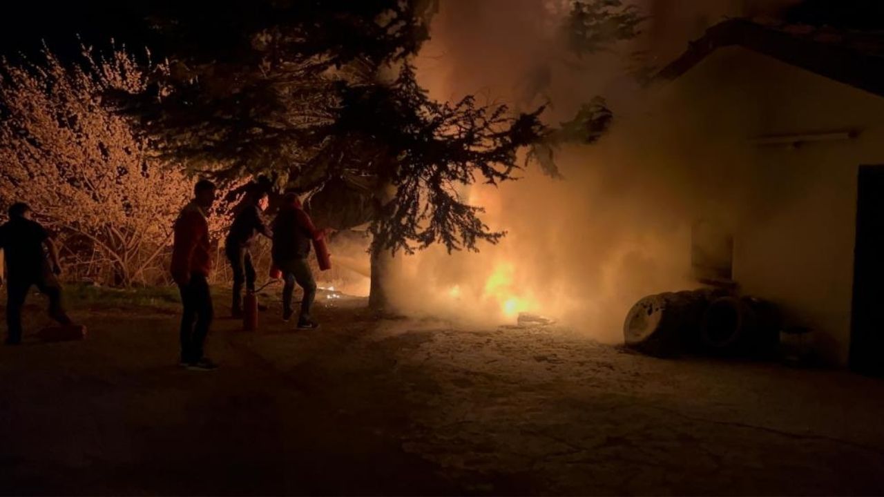 Dinlenme Tesisinde Korkutan Yangın Maddi Hasar Oluştu! (1)