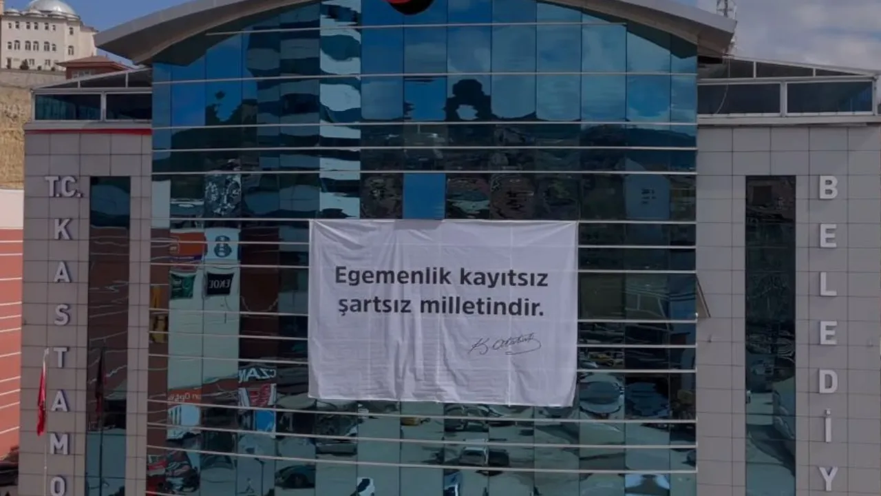 Kastamonu Belediyesi'ne Pankart Asıldı 'Egemenlik Kayıtsız Şartsız Milletindir' 2