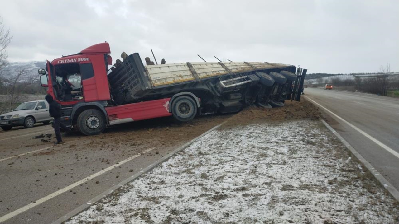 Kastamonu Plakalı Tır Kaza Yaptı (2)