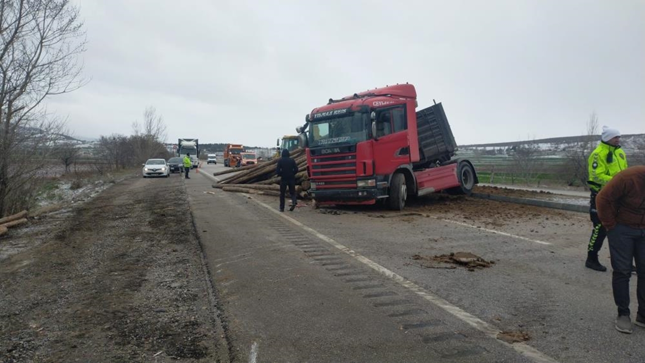 Kastamonu Plakalı Tır Kaza Yaptı (3)