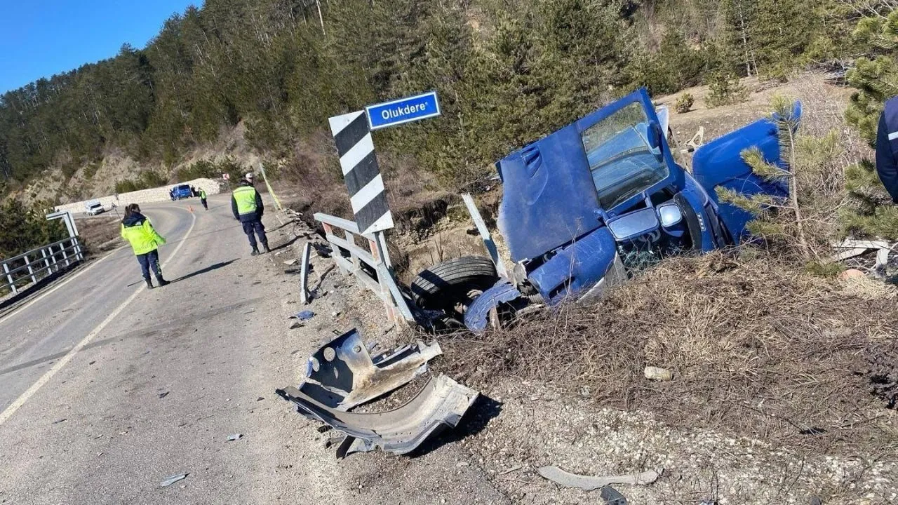 Kastamonu’da Doğalgaz Yüklü Kamyon Devrildi! (3)