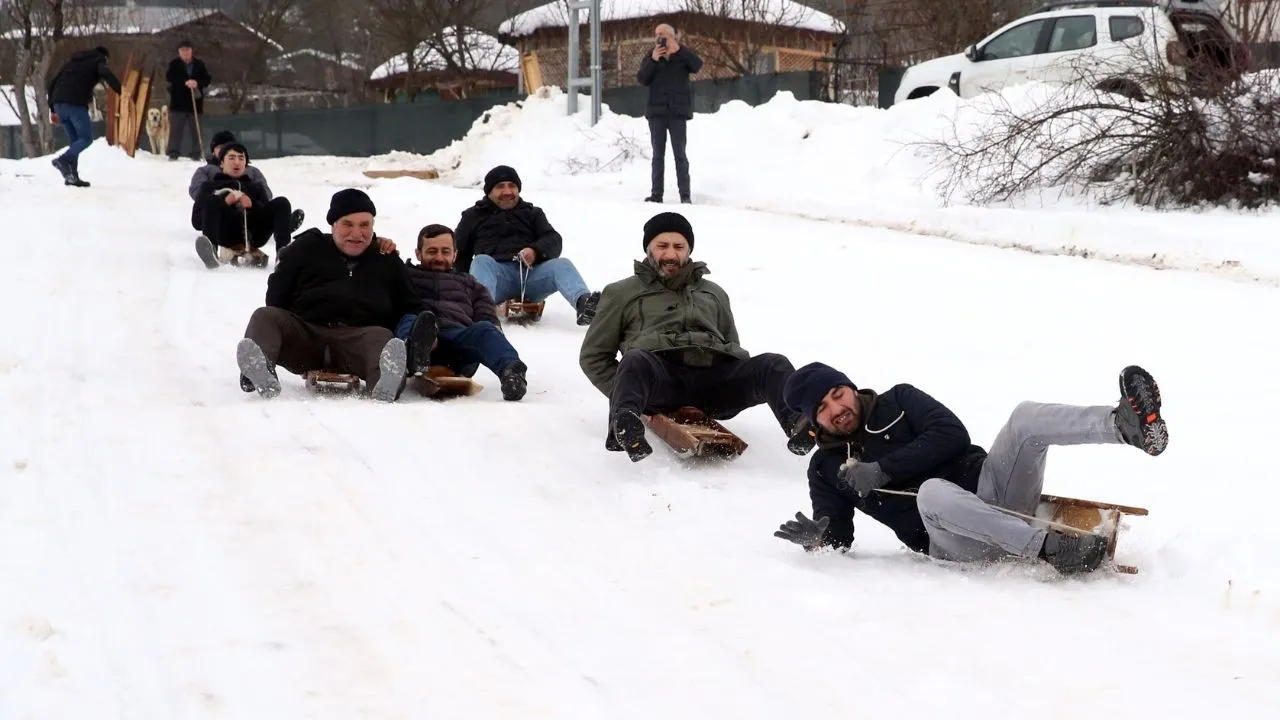 Kastamonu’da Karlı Zemini Piste Dönüştüren Köylüler Geleneksel Kızaklarla Eğleniyor (1)