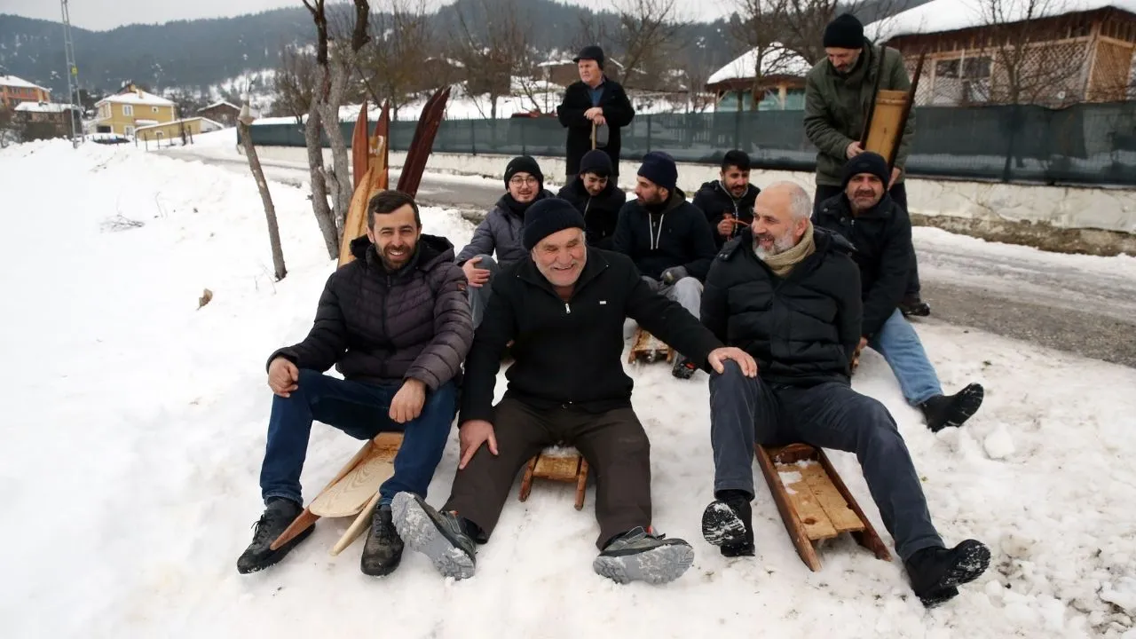 Kastamonu’da Karlı Zemini Piste Dönüştüren Köylüler Geleneksel Kızaklarla Eğleniyor (2)