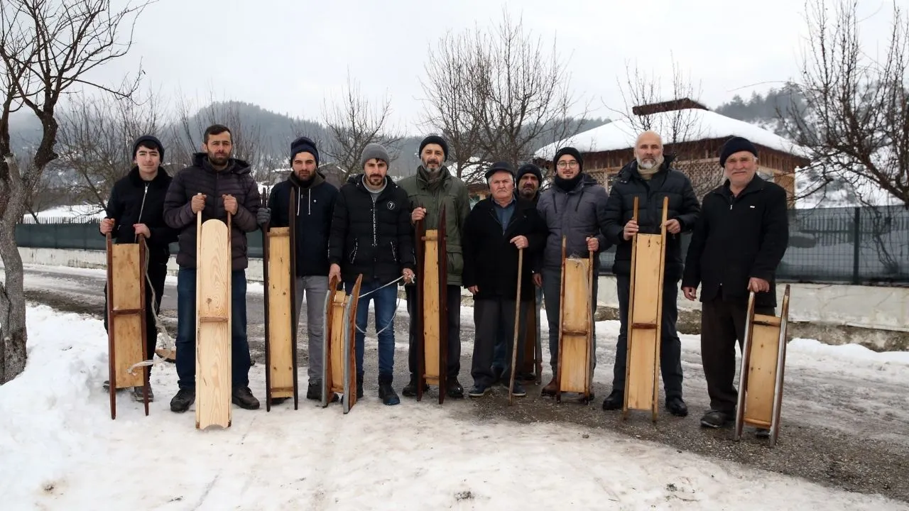 Kastamonu’da Karlı Zemini Piste Dönüştüren Köylüler Geleneksel Kızaklarla Eğleniyor (3)