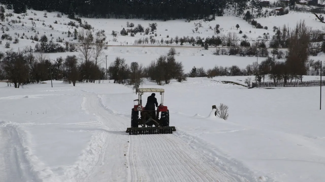 Kastamonu’da Karlı Zemini Piste Dönüştüren Köylüler Geleneksel Kızaklarla Eğleniyor (5)