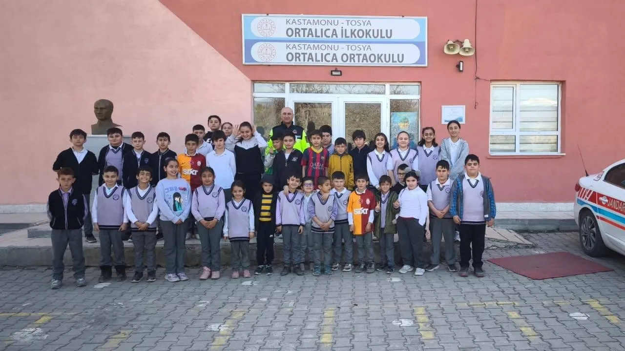 Kastamonu'nun Ilçesinde Öğrencilerine Trafik Güvenliği Semineri Verildi 2